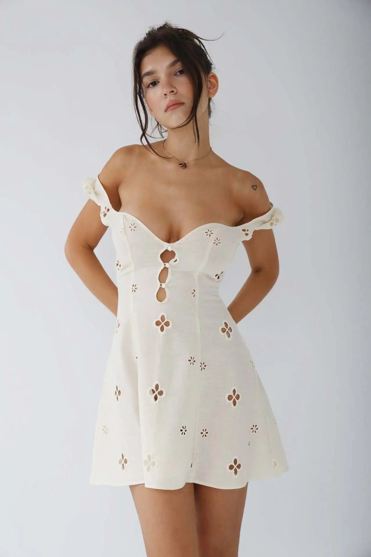 Isolde – Embroidered Bubble-Sleeve Dress